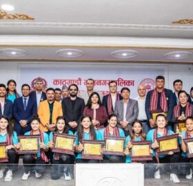 महिला भलिबल खेलाडीलाई काठमाडौँ महानगरले १/१ लाख रुपैयाँसहित सम्मान गर्‍यो
