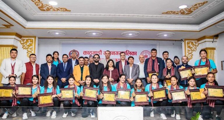 महिला भलिबल खेलाडीलाई काठमाडौँ महानगरले १/१ लाख रुपैयाँसहित सम्मान गर्‍यो