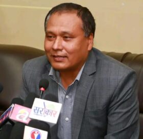 कुमानलाई हटाएपछी सरकारमाथी खनिए नेतादेखी कलाकारसम