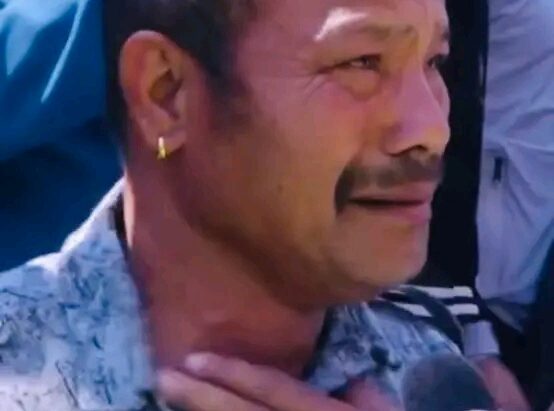 राजावादीको प्रदर्शनमा लुटीयो २ तोलाको सुनको सिक्री