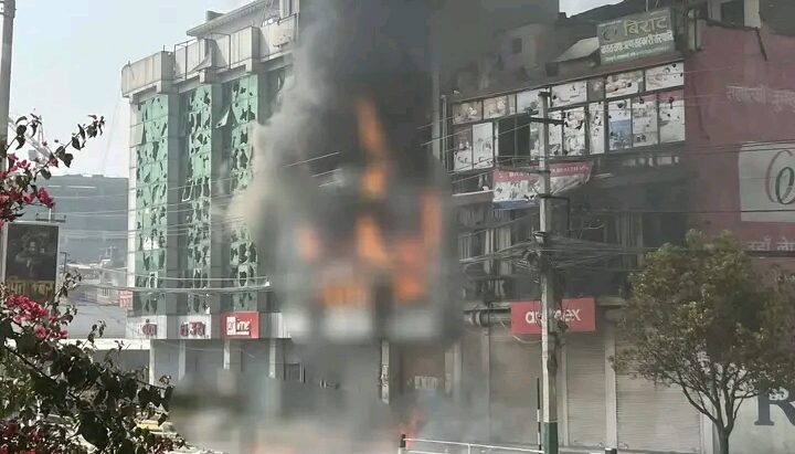 राजावादीहरूको प्रदर्शनमा तनाव, आगो निभाउन आएको दमकलमाथि पनि ढुंगा प्रहार