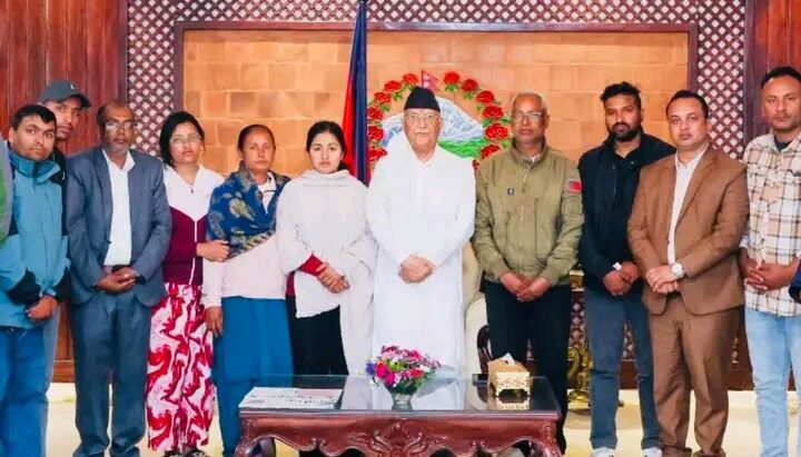 प्रदर्शनमा जिउँदै जलाइएका संचारकर्मी सुरेशको परीवारले भेटे प्रधानमन्त्रिलाई