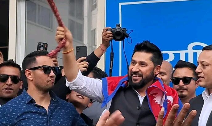 साढे पाँच महिनापछी घण्टी बजाउँदै सभापतिको जिम्मेवारीमा फर्किए रबि लामीछाने