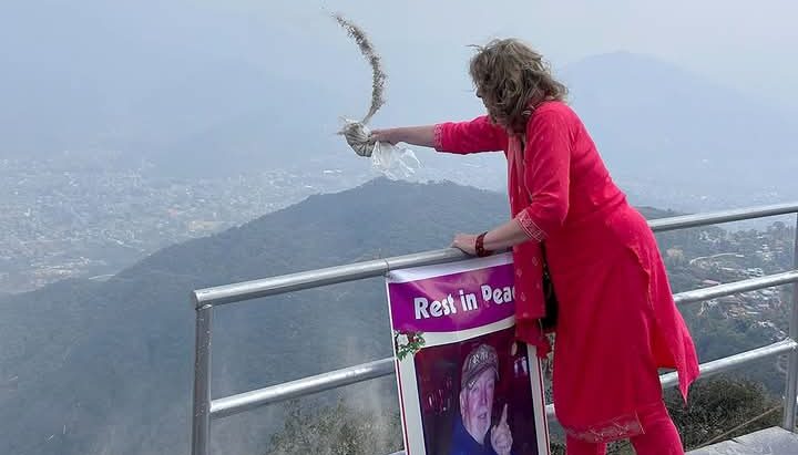 नेपाल प्रतिको विदेशी मोह: अमेरिकन नागरिक लोरेटाले पोखराको सराङकोटमा विसर्जन गरिन् श्रीमानको अस्तु