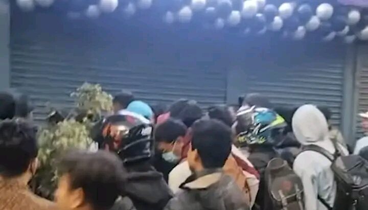 रातको २ बजे नै युवाहरु किन भेला भए सडकमा?