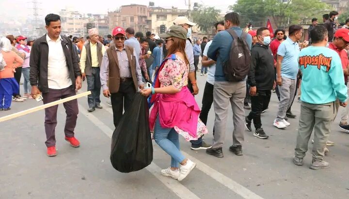 जरिवाना तिर्ने डरले राप्रपाले आफैं सफा गर्यो सडक