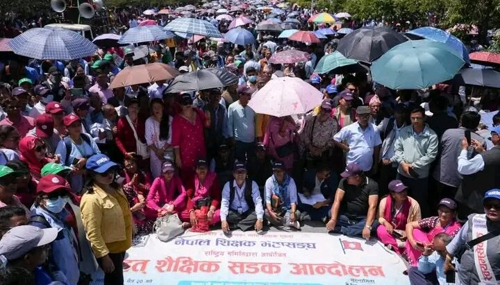 सडकमा आन्दोलन गरिरहेका शिक्षकहरुले गर्दैछन् रक्तदान 