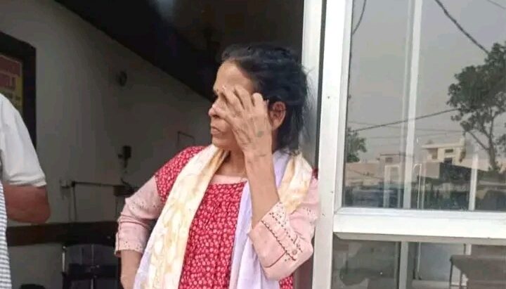 हतकडीसहित भागेकि महिला पक्राउ परिन भारतमा 