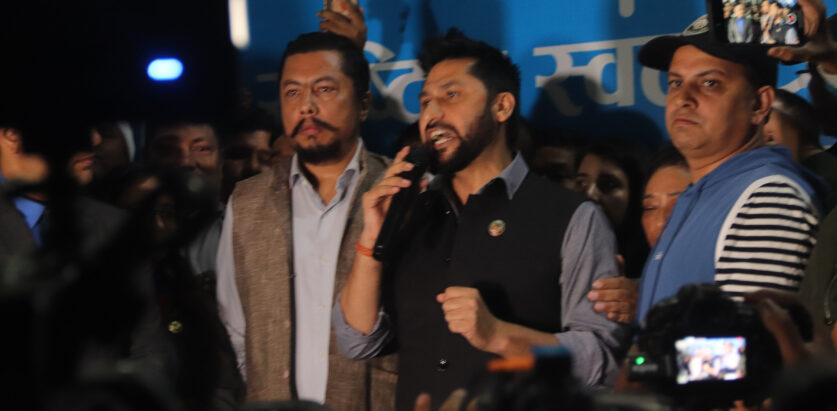 अदालतको आदेशपछी प्रहरी समक्ष गिरफ्तारी दिँदै रवि लामिछाने