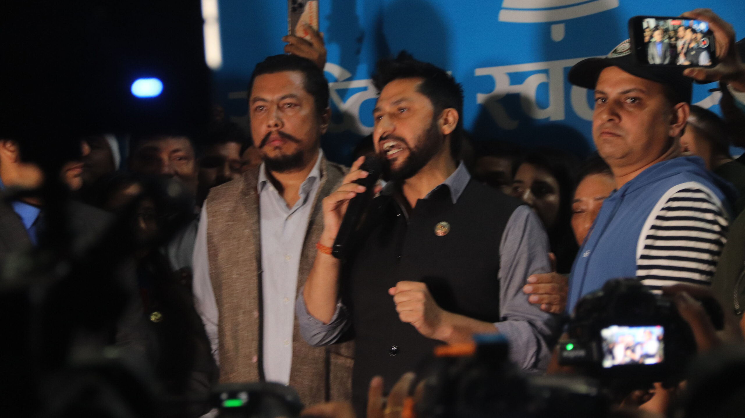 अदालतको आदेशपछी प्रहरी समक्ष गिरफ्तारी दिँदै रवि लामिछाने