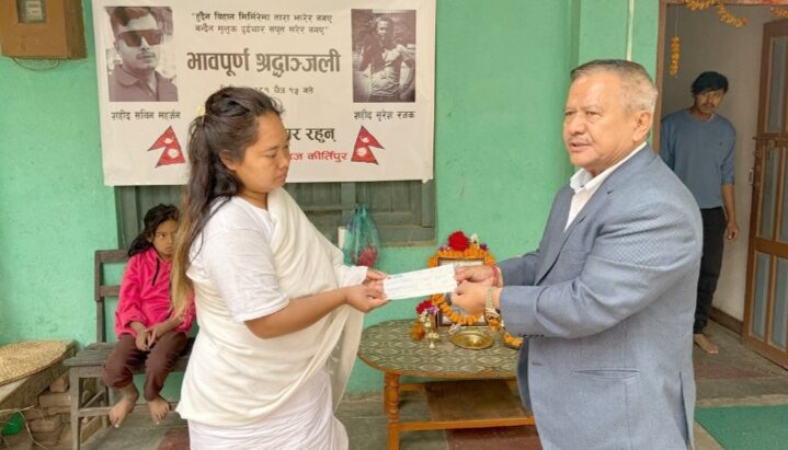 तीनकुनेमा गोलि लागेर ज्यान गुमाएका सविनकी श्रीमतीलाई भाटभटेनीले जागिर दिदै 