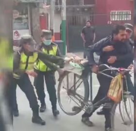 कवाडी संकलक कुट्ने काठमाडौ महानगरका नगरप्रहरीको गयो जागिर 