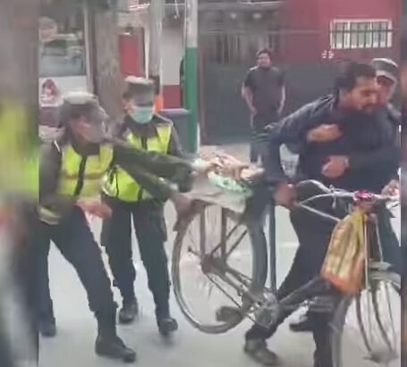 कवाडी संकलक कुट्ने काठमाडौ महानगरका नगरप्रहरीको गयो जागिर