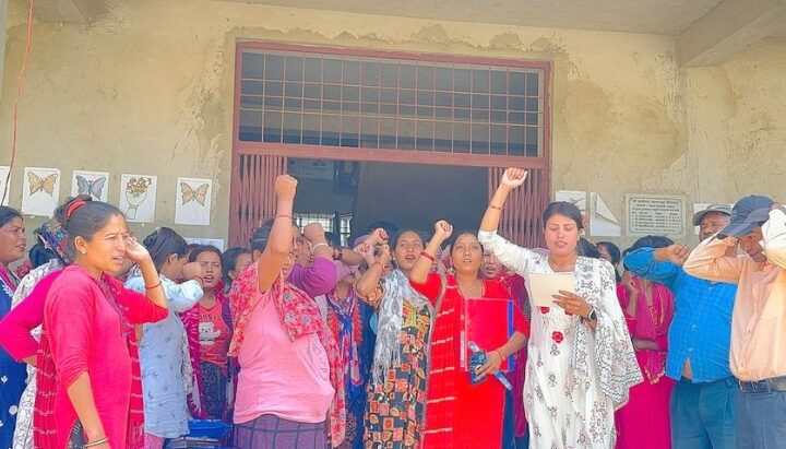 विद्यालयनै ठप्प भएपछी अभिभावकले गरे आन्दोलन