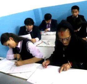 ७३ वर्षीया वृद्धाले पनि दिइन् कक्षा १२ को परीक्षा