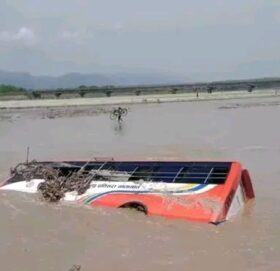 जन्ती पुर्याएर फर्किदै गरेको बस नदीले बगायो