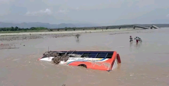 जन्ती पुर्याएर फर्किदै गरेको बस नदीले बगायो