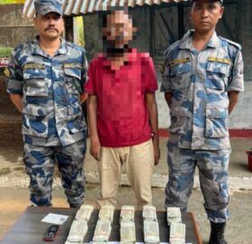 १५ लाख भारतिय रुपैयाँ बोकेका डम्बर झापाबाट पक्राउ