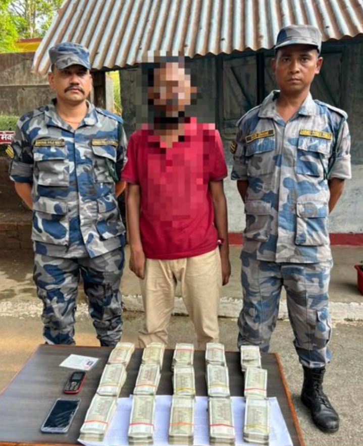 १५ लाख भारतिय रुपैयाँ बोकेका डम्बर झापाबाट पक्राउ 